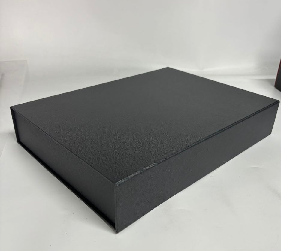 Vip leather box with 2 magnet V01 39x29x7 cm